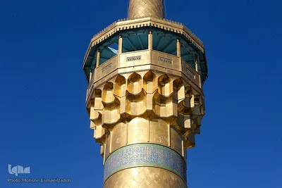 تعویض پرچم گنبد حرم امام رضا(ع)
