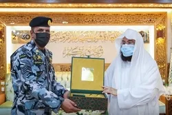 জুমার খুতবা চলাকালে হামলা থেকে কাবার ইমামকে রক্ষা করায় নিরাপত্তাকর্মীকে বিশেষ সম্মাননা