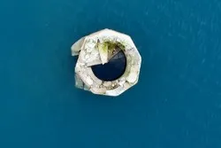 Un drone filme une ancienne mosquée qui refait surface dans un lac