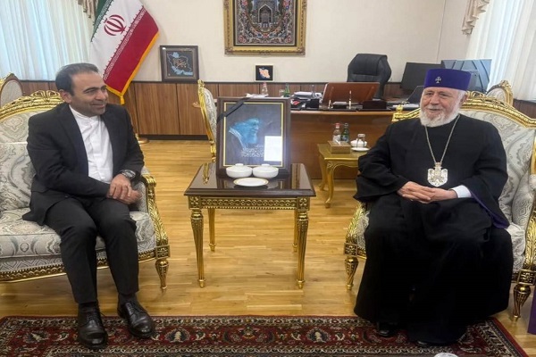 Catholicos Karekin II Pays Tribute to Iran's Martyred Leader Catholicos Karekin II Pays Tribute to Iran's Martyred Leader