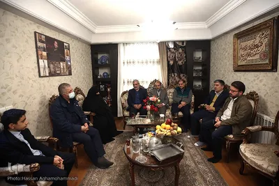 دیدار جمعی از پیشکسوتان و اساتید جامعه قرآنی با خانواده شهید حسین معزغلامی، از شهدای قرآنی مدافع حرم