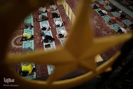 حفظ فاصله اجتماعی مسلمانان در نماز جماعت مسجد "سلطان" سنگاپور