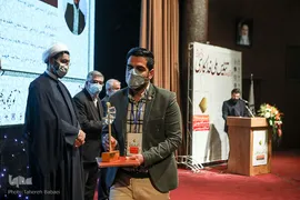 اعطای تندیس فداکاری به دانشجویان