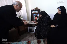 اهدای لوح تقدیر به مادر داود و مجید شهیدان کشتکار سهی
