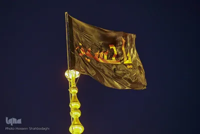 تعویض پرچم گنبد حرم رضوی در آغاز ماه محرم