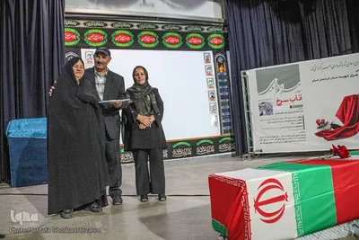 رونمایی از کتاب «قاب سرخ» آلبوم تصاویر مادران و پدران شهید در اهر