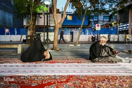 سفره افطاری ساده در بازار پانزده خرداد