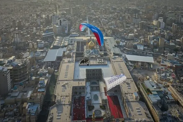 اهتزاز پرچم ولایت بر فراز حرم حضرت علی (ع) + عکس