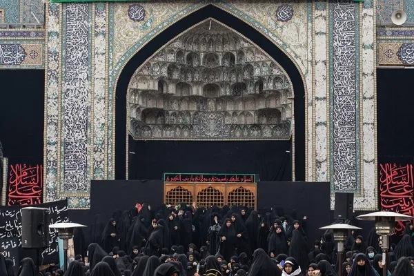 العتبة الحسينية تنظم مسيرة نسوية لإحياء ذكرى وفاة السيدة زينب (ع) + صور