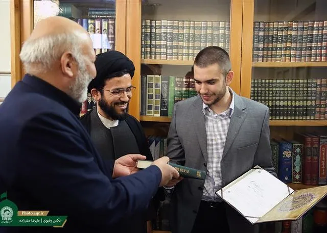 Un jeune Italien s’est converti à l’Islam au mausolée de l’Imam Réza (a.s)