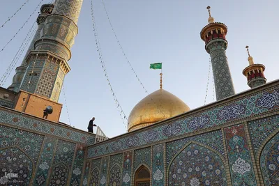 افراشتن پرچم عزا در حرم حضرت معصومه(س)