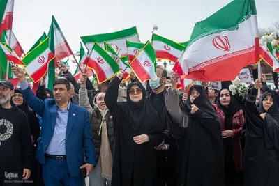 اجتماع عظیم مردمی و اهتزاز بزرگترین پرچم ایران در روز جمهوری اسلامی