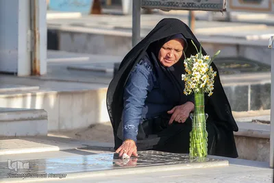 غبارروبی و عطرافشانی مزار شهدا با گل نرگس ـ بهبهان