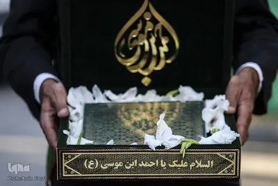 گلباران قبور شهداي دفاع مقدس توسط خادمان حرم شاهچراغ(ع) شيراز