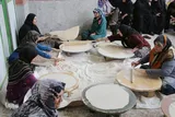 پخت نان محلی برای رزمندگان توسط بانوان گچسارانی