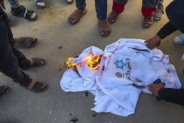 Reaksi kumpulan Zionis terhadap tahanan Palestin yang memakai pakaian berlambang Israel