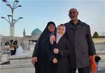 عبدالواحد سعیدی‌زاده به همراه همسرش و فرزند شهید سعیدی‌زاده