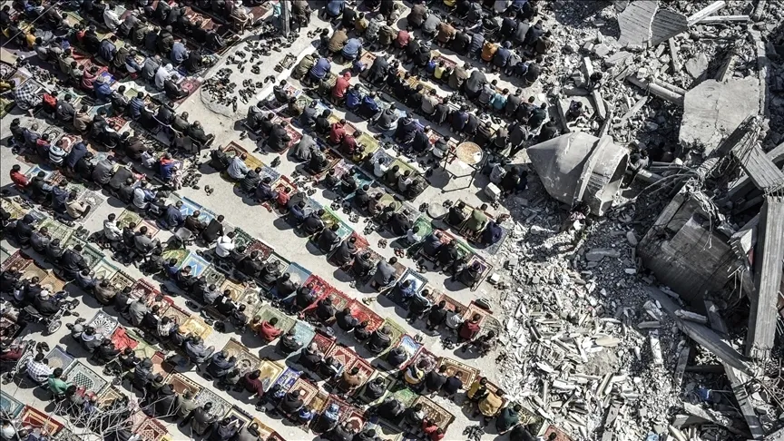 Qəzzəlilər Ramazan öncəsi son cümə namazını məscidin dağıntıları altında qılıb