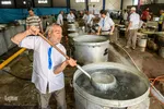 پخت غذا برای سیل‌زدگان خوزستانی توسط مواکب خمینی‌شهر