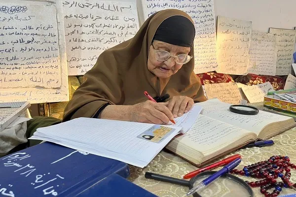 عجوزة مصریة رغم تجاوزها الـ90 عاما كتبت القرآن كاملا في ثلاثة مجلدات