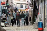 با ماسک در شهر