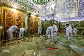 شستشوی اطراف ضریح‌مطهر علوی به مناسبت سالروز ولادت امیرالمومنین حضرت علی (ع)