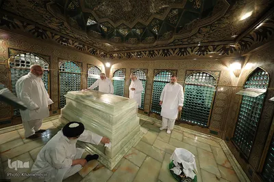غبارروبی مضجع مطهر حضرت امام رضا (ع) با حضور رهبر انقلاب
