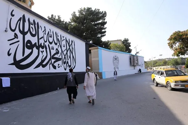 Kabil’de terk edilen ABD büyükelçiliğinin duvarına Taliban bayrağı çizildi