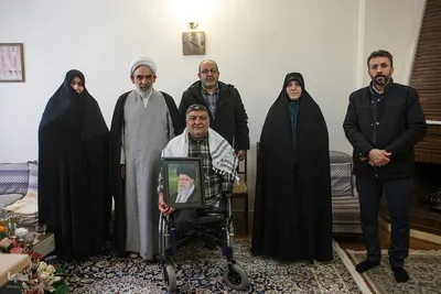 حضور نمایندگان رهبر انقلاب در منزل علی امینی جانباز دفاع مقدس و قهرمان در رشته‌های شنا و تیراندازی