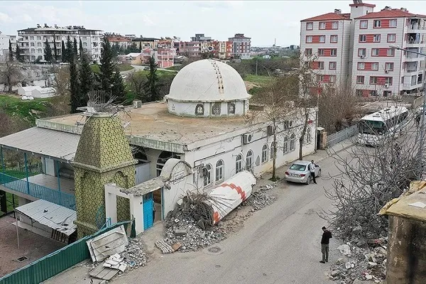 Adıyaman'da depremde minaresi yıkılan camide ezan sesi susmadı
