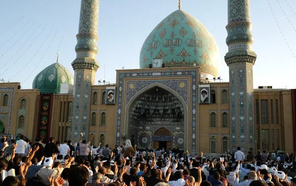 توزیع یک تُن گوشت گوسفندی بین سیل زدگان پل دختر با کمک زائران و خادمان جمکران