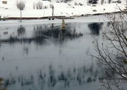 Turquie : un minaret de mosquée dans un barrage gelé crée une scène surréaliste