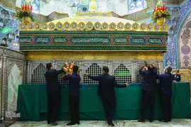 آیین گل‌آرایی ضریح حضرت معصومه(س) در آستانه سالروز ورود بانوی کرامت به قم
