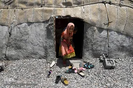 توزیع ۳۰۰بسته معیشتی اقلام ضروری مواد غذایی «هم نمک» میان خانواده های بی بضاعت و محروم روستاهای جازموریان، در جنوب کرمان