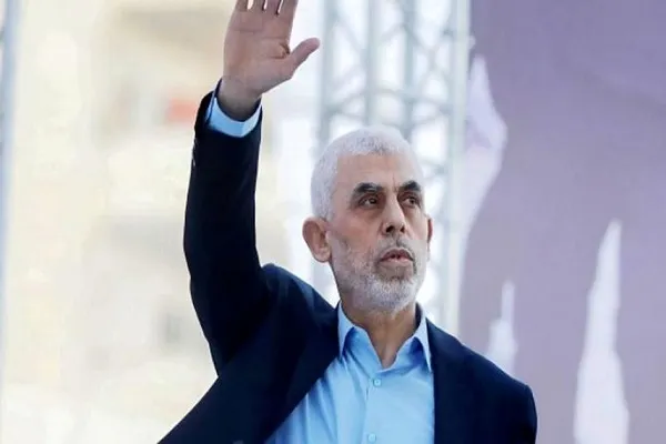 مثل یک قهرمان تنها و زخمی، در آخرین سکانس یک فیلم حماسی