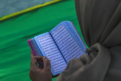 آیین جزءخوانی قرآن کریم در جوار مقبره شهدای گمنام
