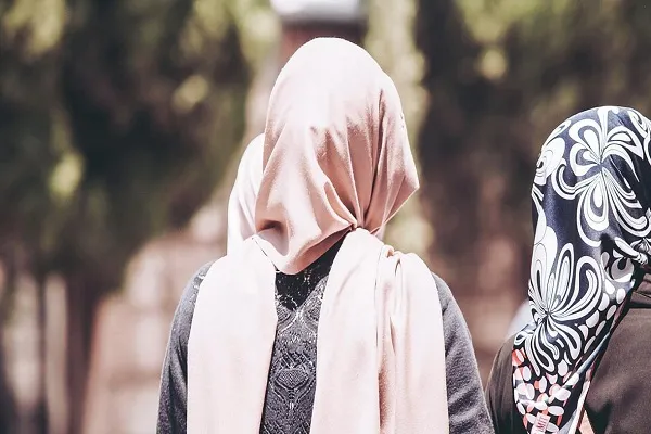 حمله زوج دانمارکی به یک زن مسلمان