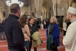 Nicht-Muslime lernen bei Besuch der Fatih-Moschee in Amsterdam über den Islam