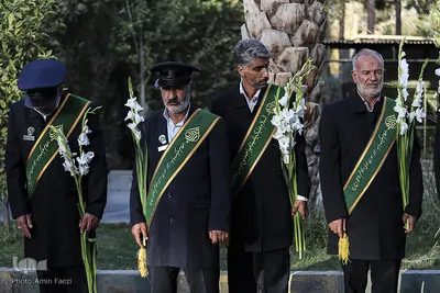 گلباران قبور شهداي دفاع مقدس توسط خادمان حرم شاهچراغ(ع) شيراز