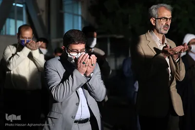 اقامه نماز جماعت شرکت کنندگان در مراسم رونمایی از پوستر پویش#روضه_های_خانگی