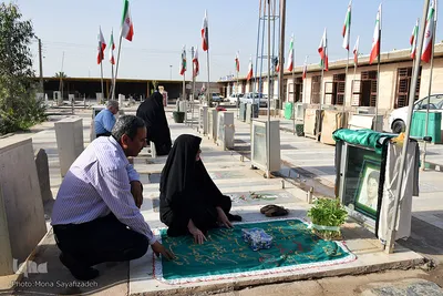 مادرانه هایی عاشقانه بر مزار تک فرزند شهیدم