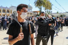 عزاداری ظهر عاشورا در حرم شاهچراغ(ع)