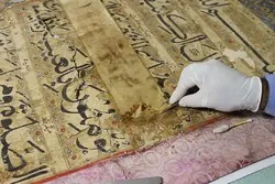 ترمیم أکبر مصحف مخطوط في الهند
