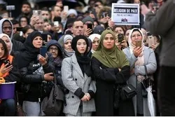Untersuchung am Laufen, nachdem zwei Musliminnen von französischer Polizei geschlagen worden waren