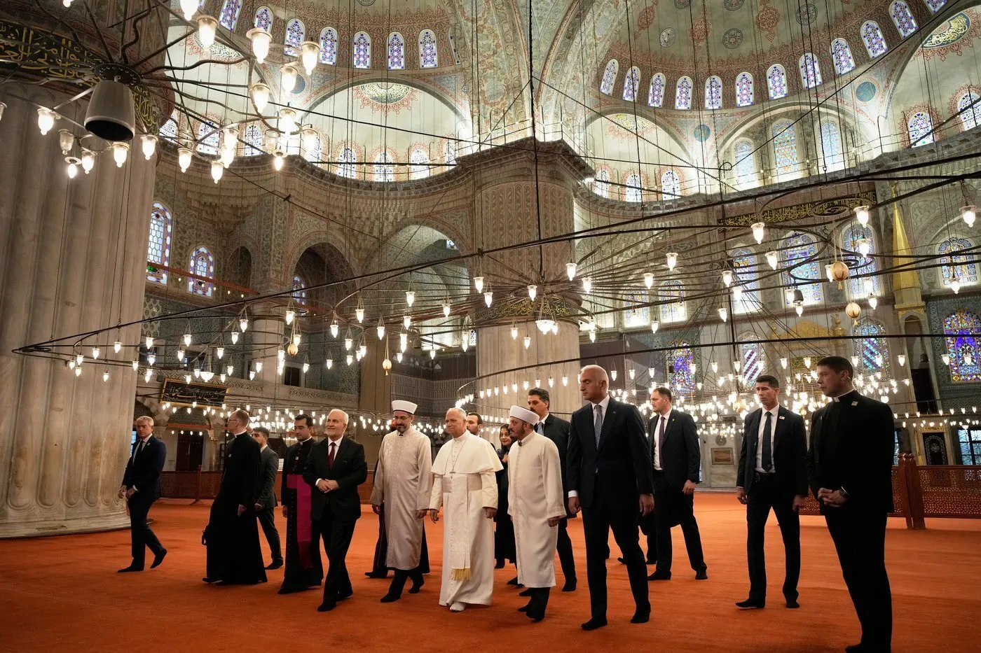 Papa Leo atembelea Msikiti wa Sultan Ahmed, Istanbul katika ziara yake ya kwanza msikitini