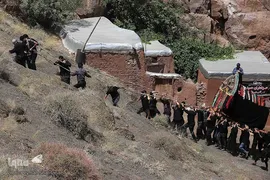 نخل‌گردانی روز عاشورا در روستای ابیانه