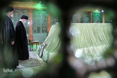 حضور رهبر فرزانه انقلاب در مرقد مطهر امام راحل و گلزار شهدای بهشت زهرا