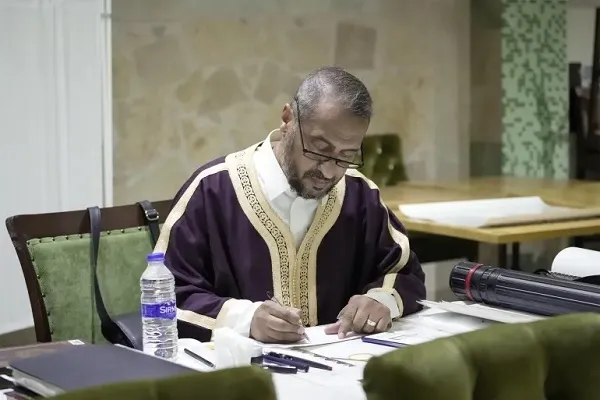 Nalampasan ng Libyano na Kaligrapiyo ang mga Hirap sa Pagsulat ng Quran