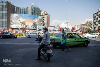 میدان ولیعصر و رانندگانی که منتظر مسافر هستند. افرادی که با موتور مسافر جابجا می‌کنند به علت فاصله کم با مسافر بیشتر در معرض آلودگی هستند.