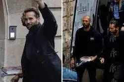 Andrew Tate, un Coran à la main, avant de comparaître devant le tribunal
